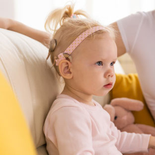 Niña con implante coclear